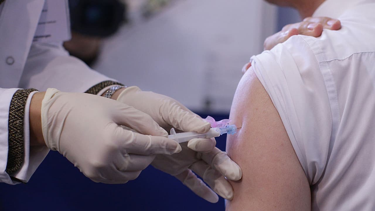 Autoridades alientan al público vacunarse antes de finales de octubre