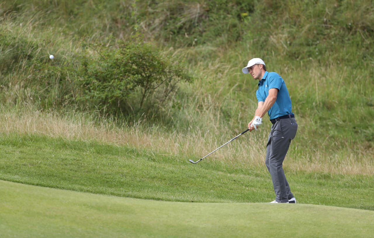 Con su compatriota Matt Kuchar como sombra en la clasificación, el joven de 23 años sintió la presión y empezó a perder la ventaja de cuatro golpes que tenía al inicio de la jornada sobre él, segundo en la clasificación.