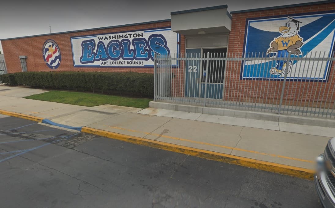 La niña caminaba con sus hermanos, desde la escuela hasta su casa.