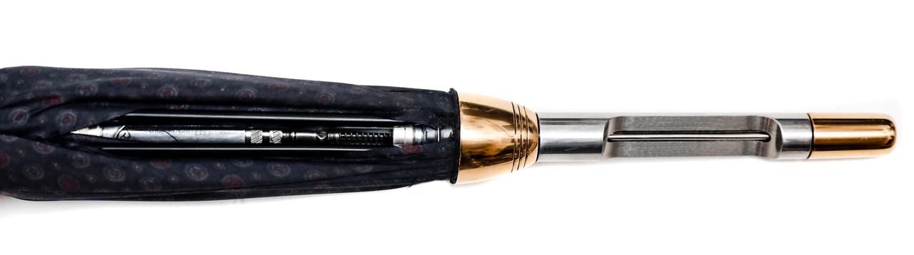 Un datalle del ‘paraguas búlgaro’, una inyectadora letal que pasaba desapercibida. "El KGB Spy Museum tiene como objetivo presentar las operaciones de espionaje e inteligencia de manera informativa y entretenida, enfatizando la importancia del espionaje en los eventos mundiales", 
<a href="https://kgbspymuseum.org/about-the-museum/">se lee en el sitio web del museo. </a>