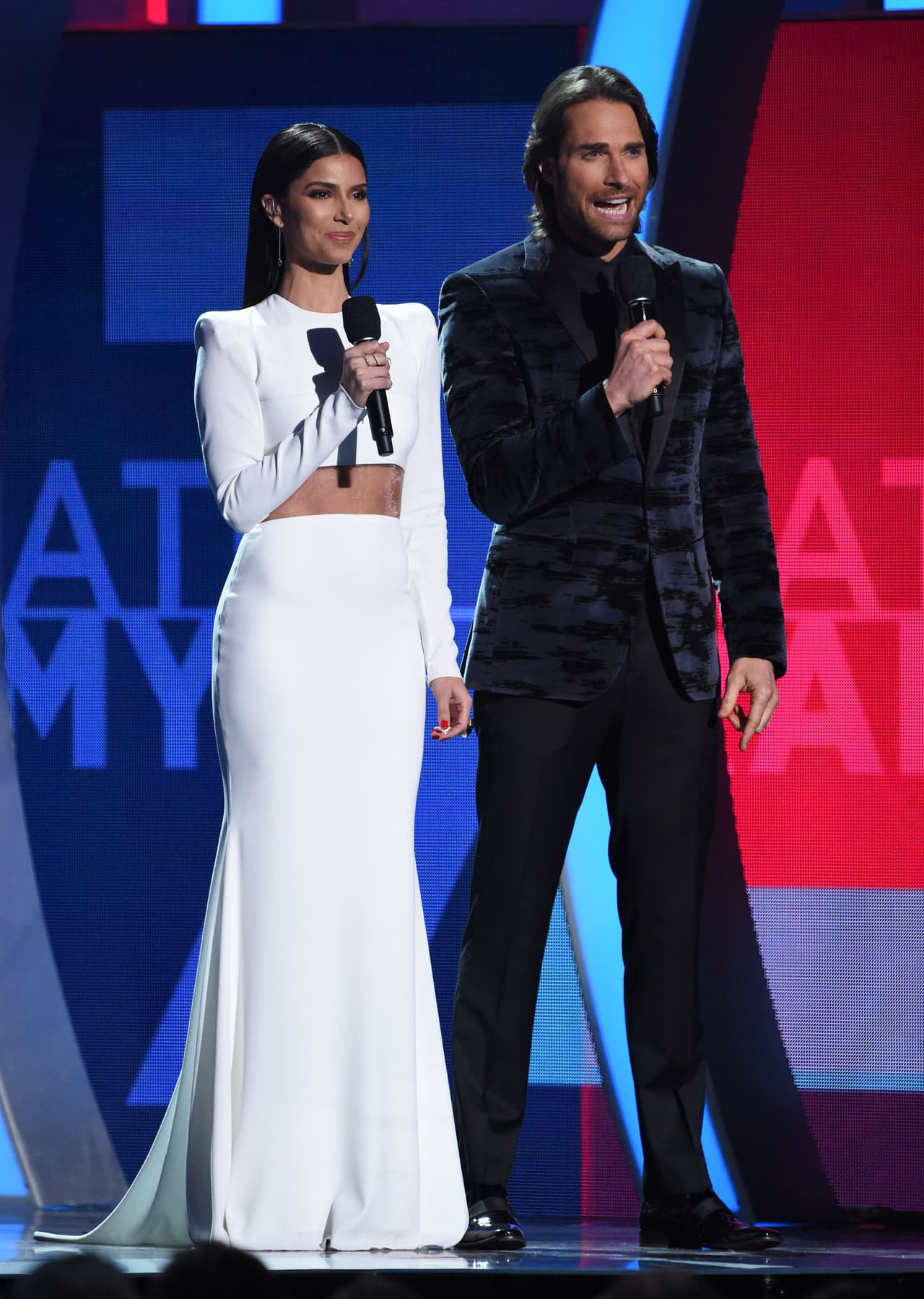 Y en el escenario, la reina de la conducción fue Roselyn Sanchez.