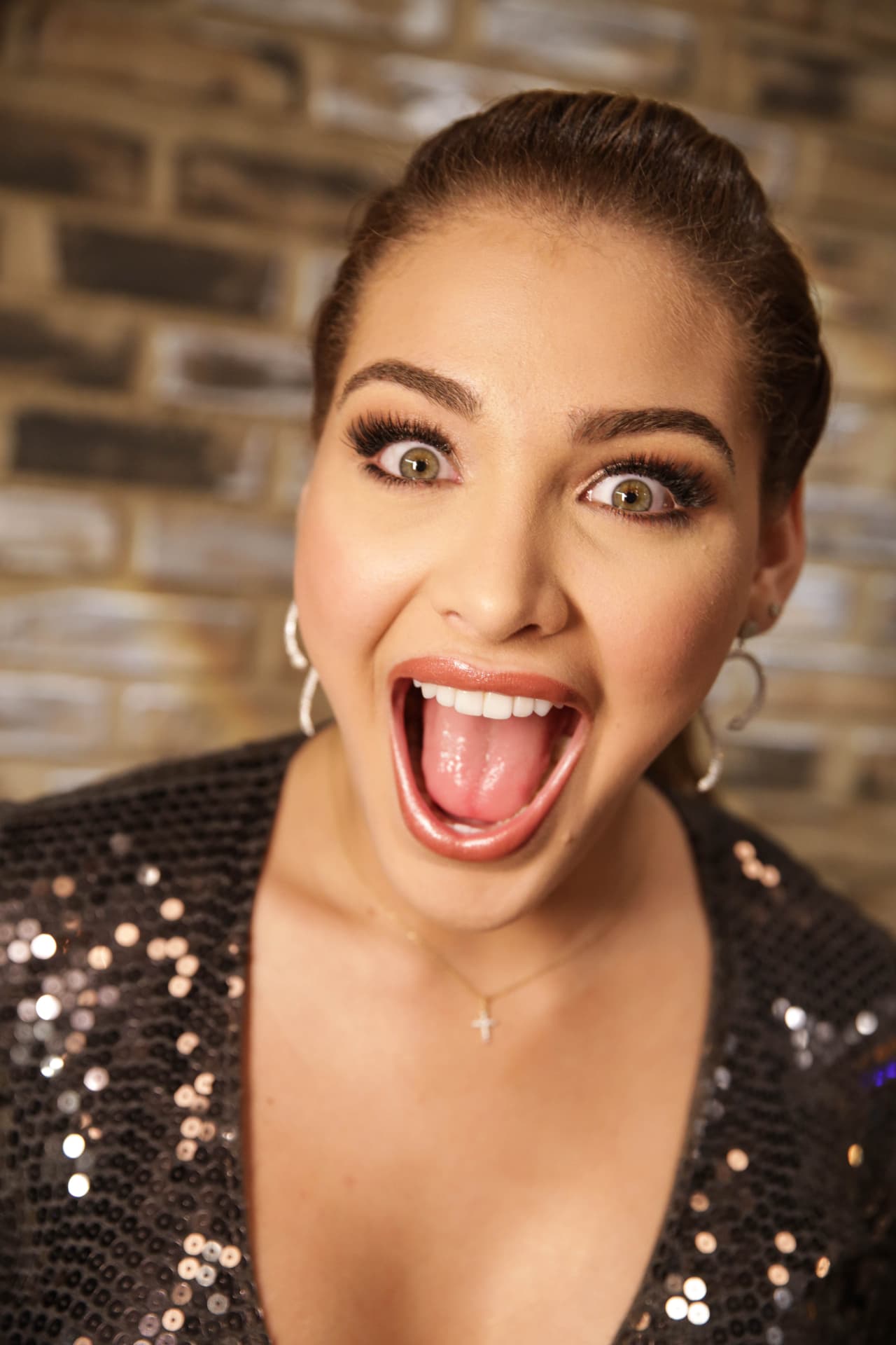 Migbelis lució radiante en el backstage de la cuarta gala de Mira Quién Baila All Stars.