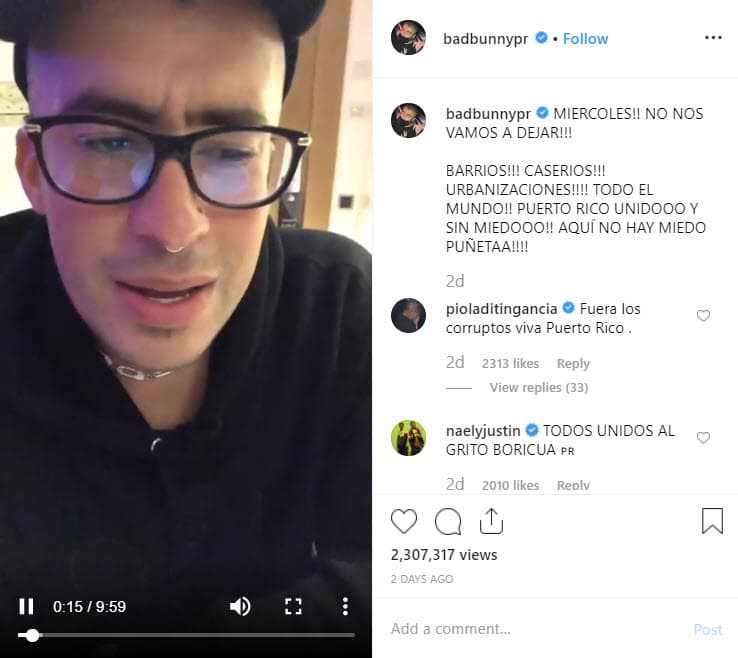 Por su parte, Bad Bunny también se unió a la causa y acompañó a sus colegas Residente y Ricky en la manifestación donde pidieron la renuncia del gobernador.