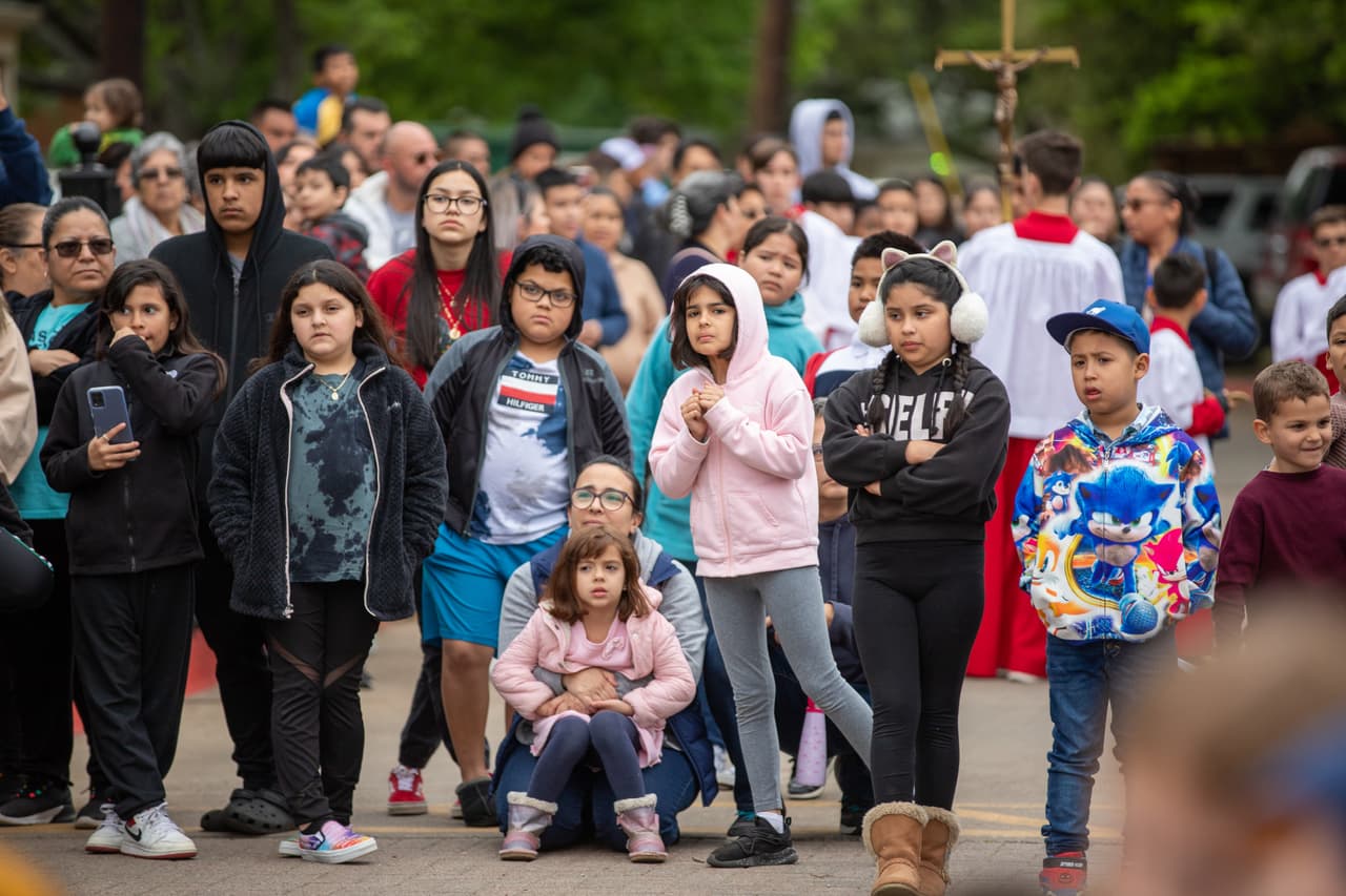 Los pequeños también se veían impactados y sosprendidos por el caminar de Jesús con la cruz en East Dallas.
