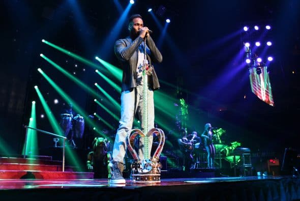El Rey de la Bachata tuvo casa llena en el Toyota Center este miércoles, ve aquí las mejores imágenes de la noche.