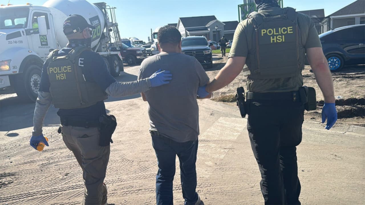 Arrestan a más de 20 inmigrantes durante redada en sitios de construcción en Florida 