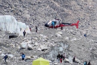 Padre e hija comenzaron el descenso a la población más cercana en la montaña.