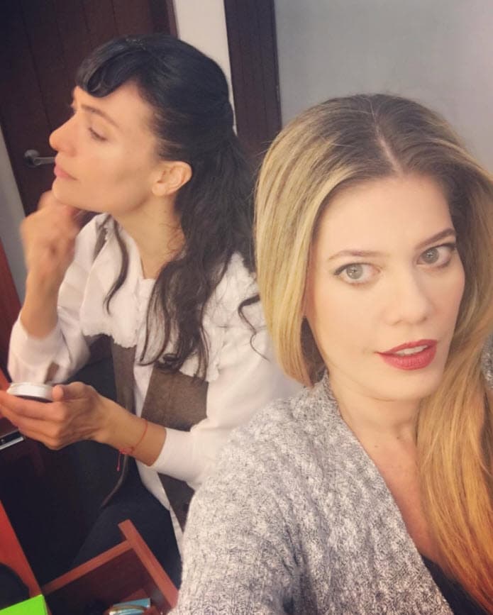 <b>Lorna Paz</b>, mejor conocida como 'Patricia Fernández' compartió con sus seguidores una
<i>selfie </i>donde se puede apreciar cómo se maquilla
<b><a href="http://www.univision.com/programas/novelas/de-betty-la-fea-a-mujer-despampanante-asi-es-ana-maria-orozco-fotos">Ana María Orozco</a></b> minutos antes de salir a escena.