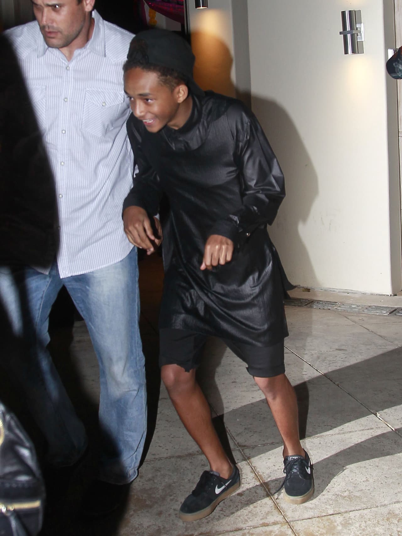 También le encantan las prendas de colores oscuros.