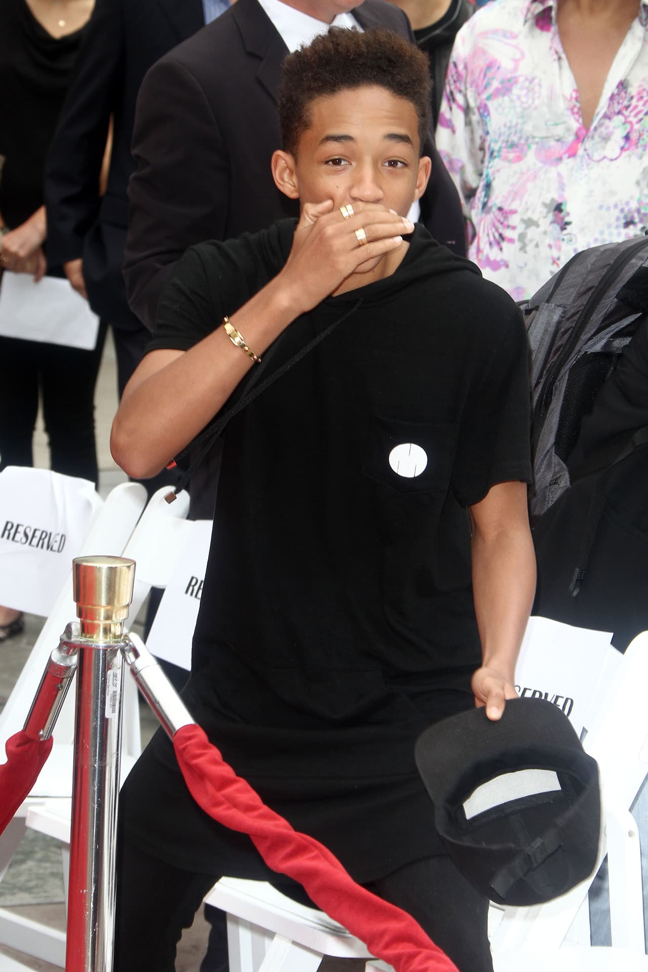 En cuanto a accesorios, a la ‘mini celebrity’ le agradan los anillos y los brazaletes.