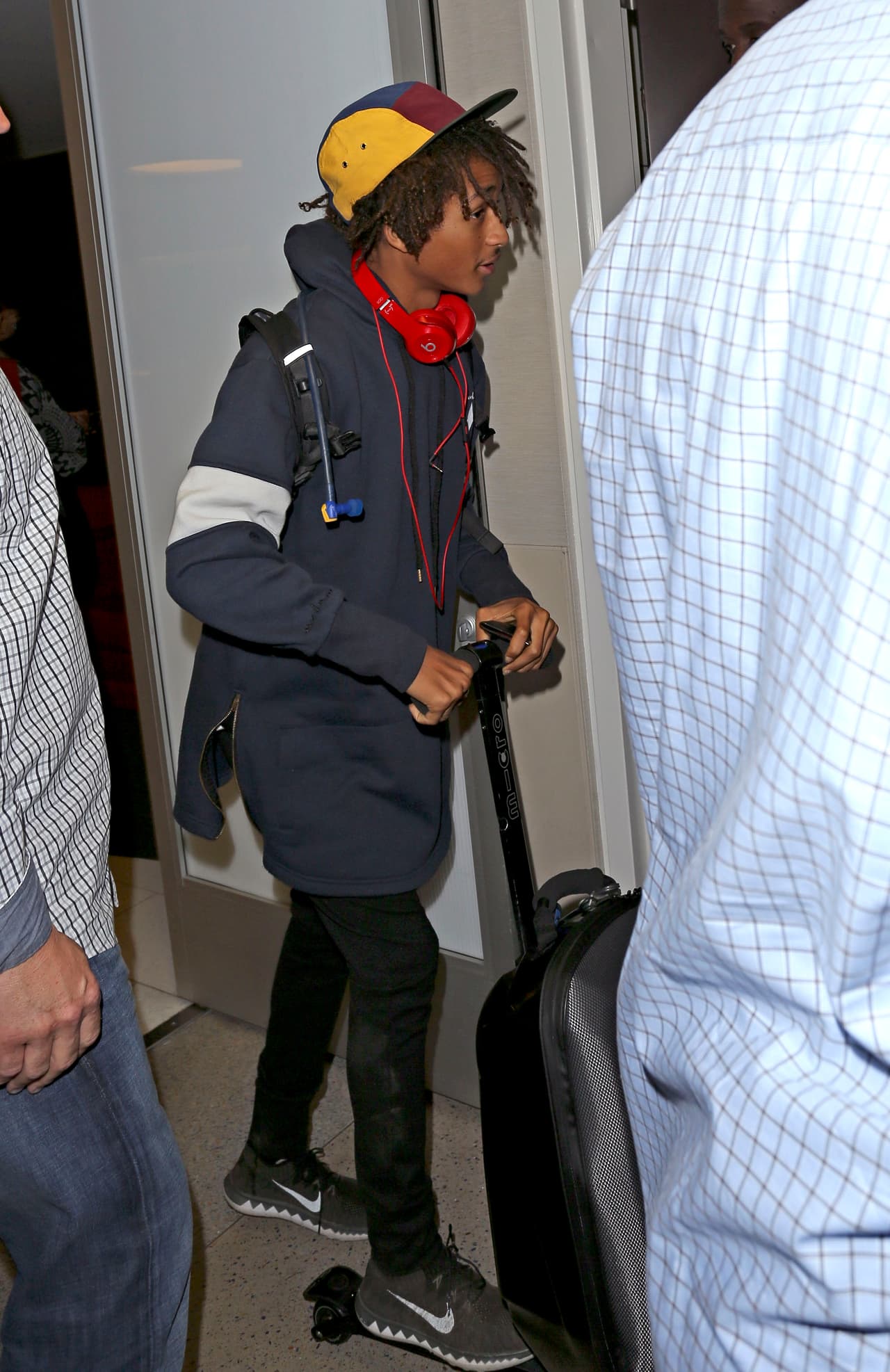 Jaden tiene un particular gusto por las gorras coloridas.