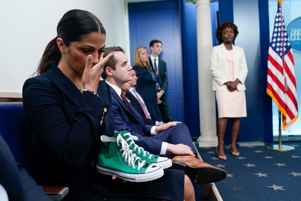 Camila Alves McConaughey sostiene los tenis Converse verde que usó la víctima del tiroteo de Uvalde, Maite Yuleana Rodríguez, de 10 años.
