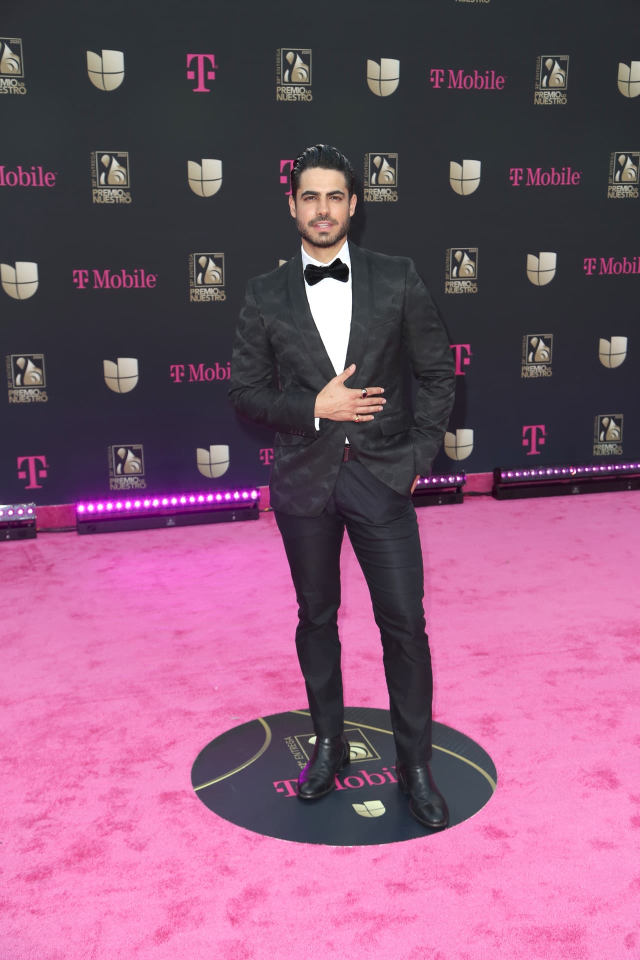 Roberto Hernández, presentador del backstage de Enamorándonos, llegó muy elegante a la gran noche.