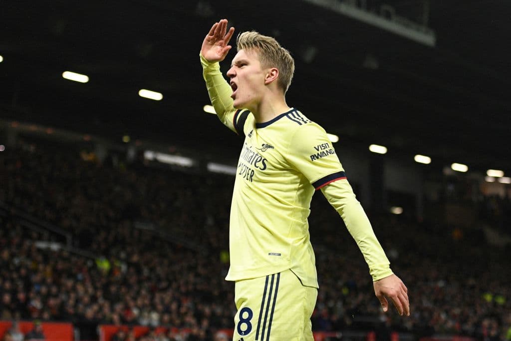 Manchester United se impone al Arsenal 3-2 en un partido emocionante para cerrar la J14 en la Premier League. Emile Smith Rowe, junto con Martin Odeegard anotaron para los Gunners, mientras que para los locales fueron Bruno Fernandes al 44' y Cristiano Ronaldo lució con dos goles, uno de ellos fue penal, para quedarse con la victoria.