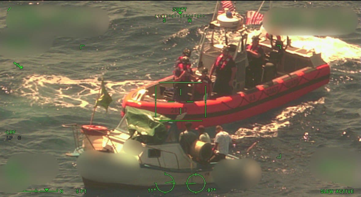 La Guardia Costera de Estados Unidos repatrió el martes a 
<b>seis personas a Cuba</b> tras una interceptación marítima y el rescate de una embarcación averiada en el estrecho de Florida, informó la institución.