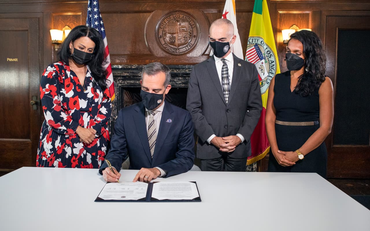 “Vacunar a más angelinos es nuestra única forma de salir de esta pandemia, y debemos hacer todo lo que esté a nuestro alcance para seguir aumentando esos números”, dijo el alcalde Eric Garcetti tras
<a href="https://lamayor.org/mayor-garcetti-signs-vaccine-mandate-indoor-venues" target="_blank">firmar la ordenanza</a>.