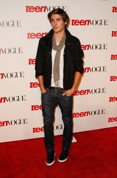 La verdad es que muy en el fondo, este chico no ha dejado de ser un 'junior' que disfruta de usar lentes de sol, bufandas y ropa casual.