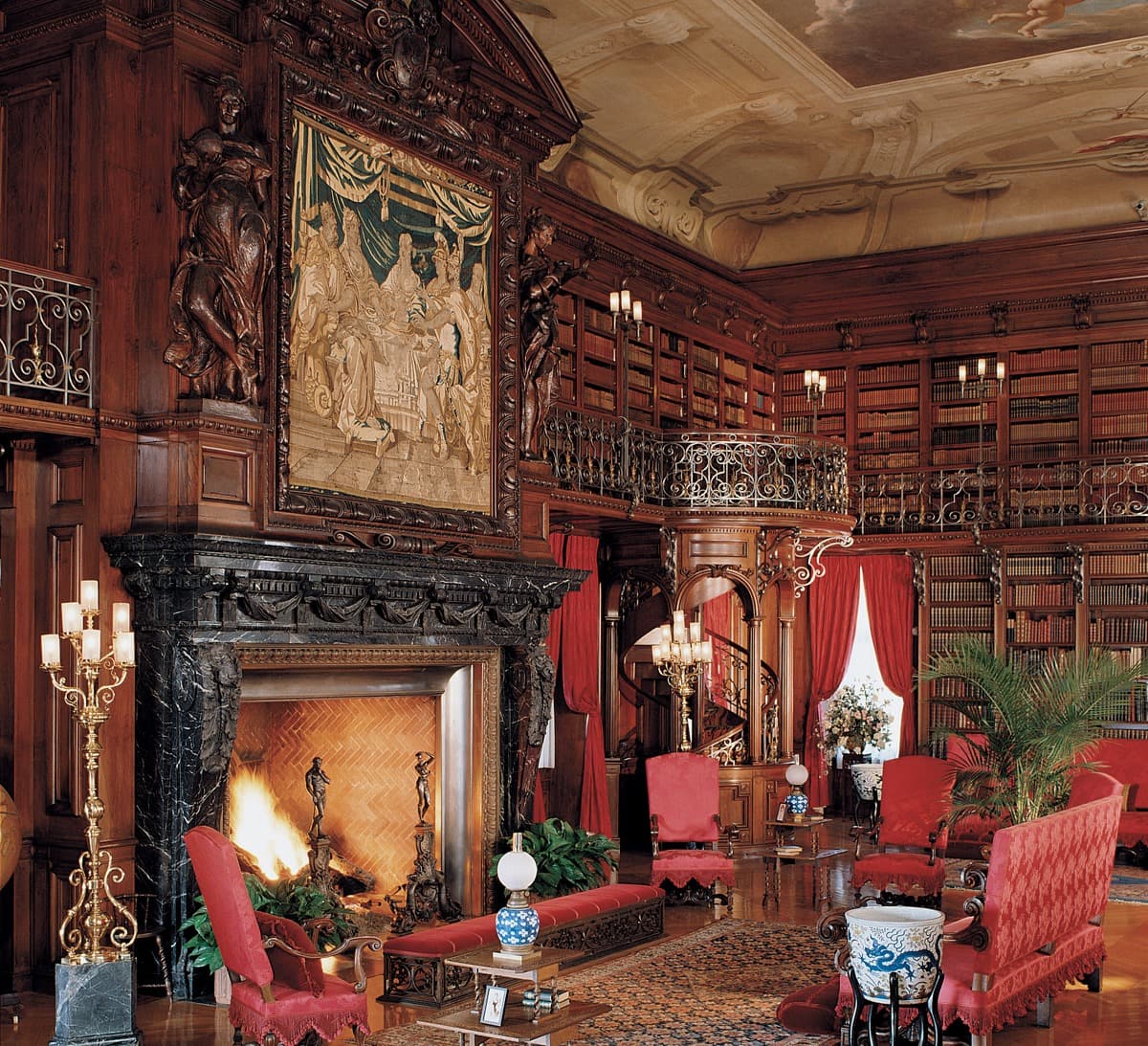 <b>Biltmore Estate (Asheville)</b>
<br>
<b>Sitio web</b>: 
<a href="https://www.biltmore.com/">https://www.biltmore.com/</a> 
<br>
<b><a href="https://maps.app.goo.gl/Bh51zc5Nc6xvLYFs6">Cómo llegar</a> </b>
<br>
<br>Biltmore Estate, construida originalmente como casa de vacaciones para George Washington Vanderbilt, es una de las atracciones turísticas más populares de Carolina del Norte. Los visitantes han informado haber visto una figura sombría (que se cree que es el fantasma de Vanderbilt) en la biblioteca, que era conocida por ser su lugar favorito en la casa durante su vida.