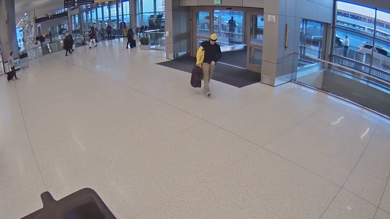 En las imágenes difundidas, se puede observar a Efinger llegando al aeropuerto de Salt Lake City por la tarde, donde tomaría un vuelo hacia Denver para visitar a su abuelo enfermo.