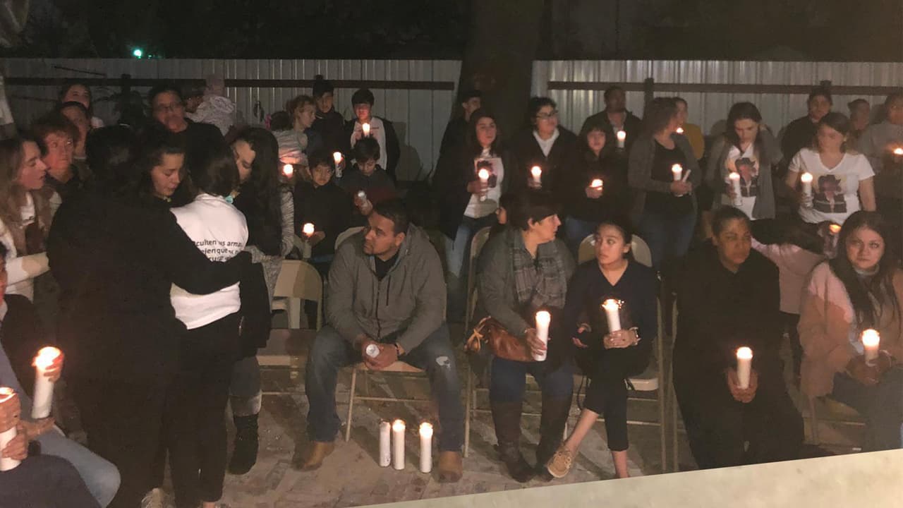 Alex al ver que el joven de 14 años tenía un arma de fuego, fue tras de él y cuando abrió la puerta del adolescente, este le disparó en el pecho.