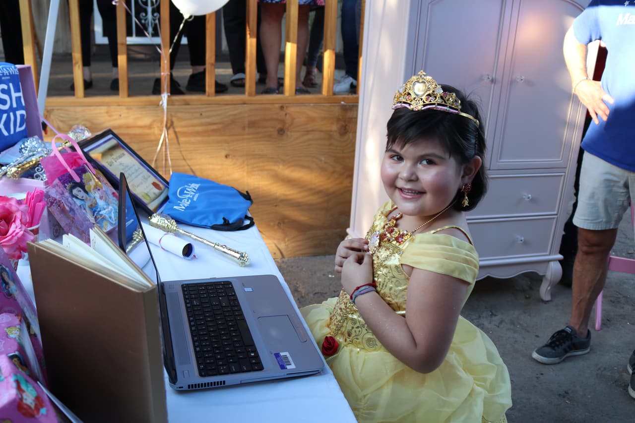 Si usted es padre de un menor con necesidades especiales y le gustaría que su hija o hijo recibiera una sorpresa de este tipo visite el sitio de internet: 
<a href="https://wish.org/arizona" target="_blank">Arizona.Wish.org.</a>
<br>