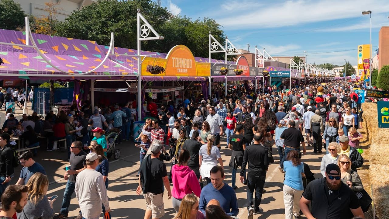<b>Precio de los pases para los 24 días</b> de la Feria Estatal de Texas 2023:
<br>👉🏻 Puedes comprar
<b>un pase para entrar una vez al día, los 24 días del evento</b>, tiene un costo de: $50
<br>👉🏻 La promoción de
<b>dos pases para entrar una vez al día, los 24 días del evento</b>, y $50 en cupones para atracciones y alimentos tiene un costo de $150