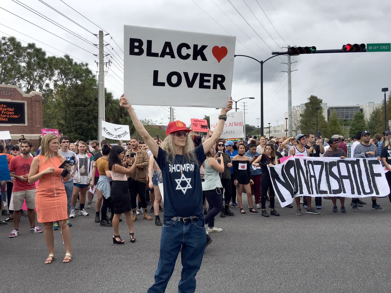 Muchos de los estudiantes se congregaron desde la mañana por las calles de Gainsville con pancartas y coreando gritos contra las posiciones radicales de Spencer.