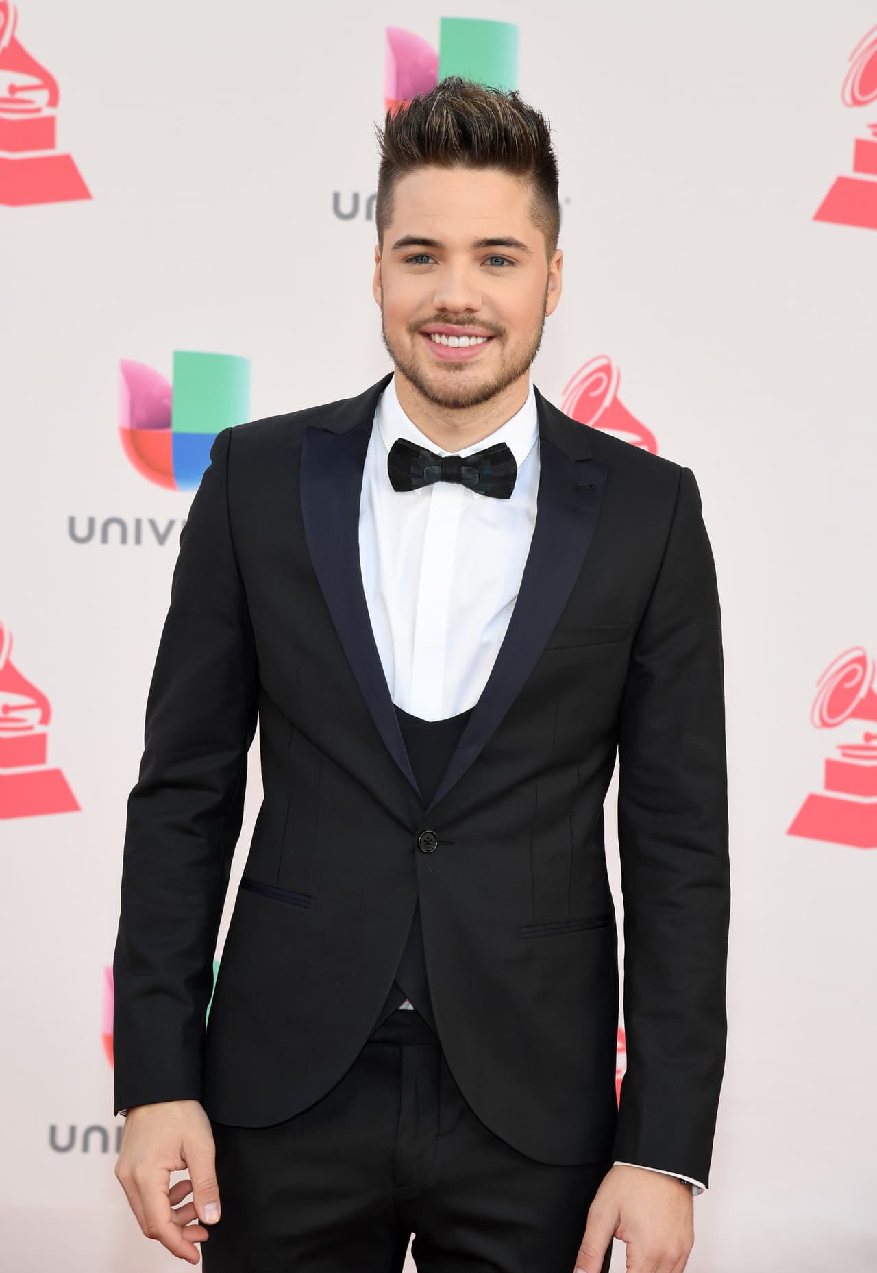 Súper elegante y con una gran sonrisa arribó a la alfombra roja de Latin GRAMMY.