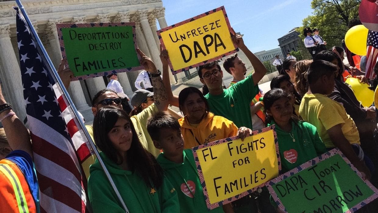 “Es una reafirmación de que el programa DACA va a continuar por lo que los beneficiarios no tienen que volver a registrarse, ellos continúan con los registros como los tenían anteriormente, es decir no tienen que llenar una solicitud nueva”, explicó el especialista.