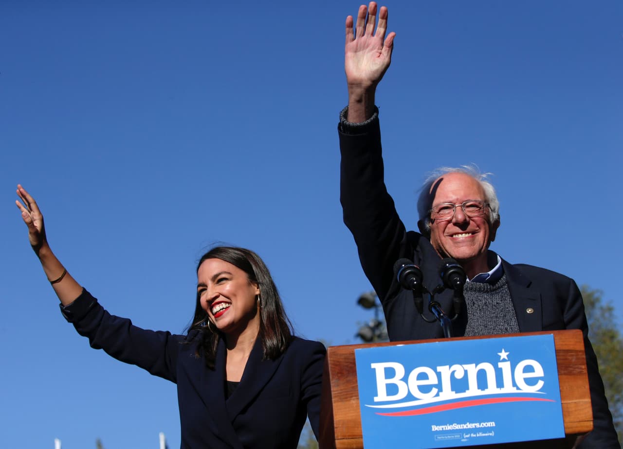 El candidato presidencial demócrata, el senador Bernie Sanders (I-VT) saluda a la representante Alexandria Ocasio-Cortez (D-NY) mientras ella lo apoya durante su discurso.