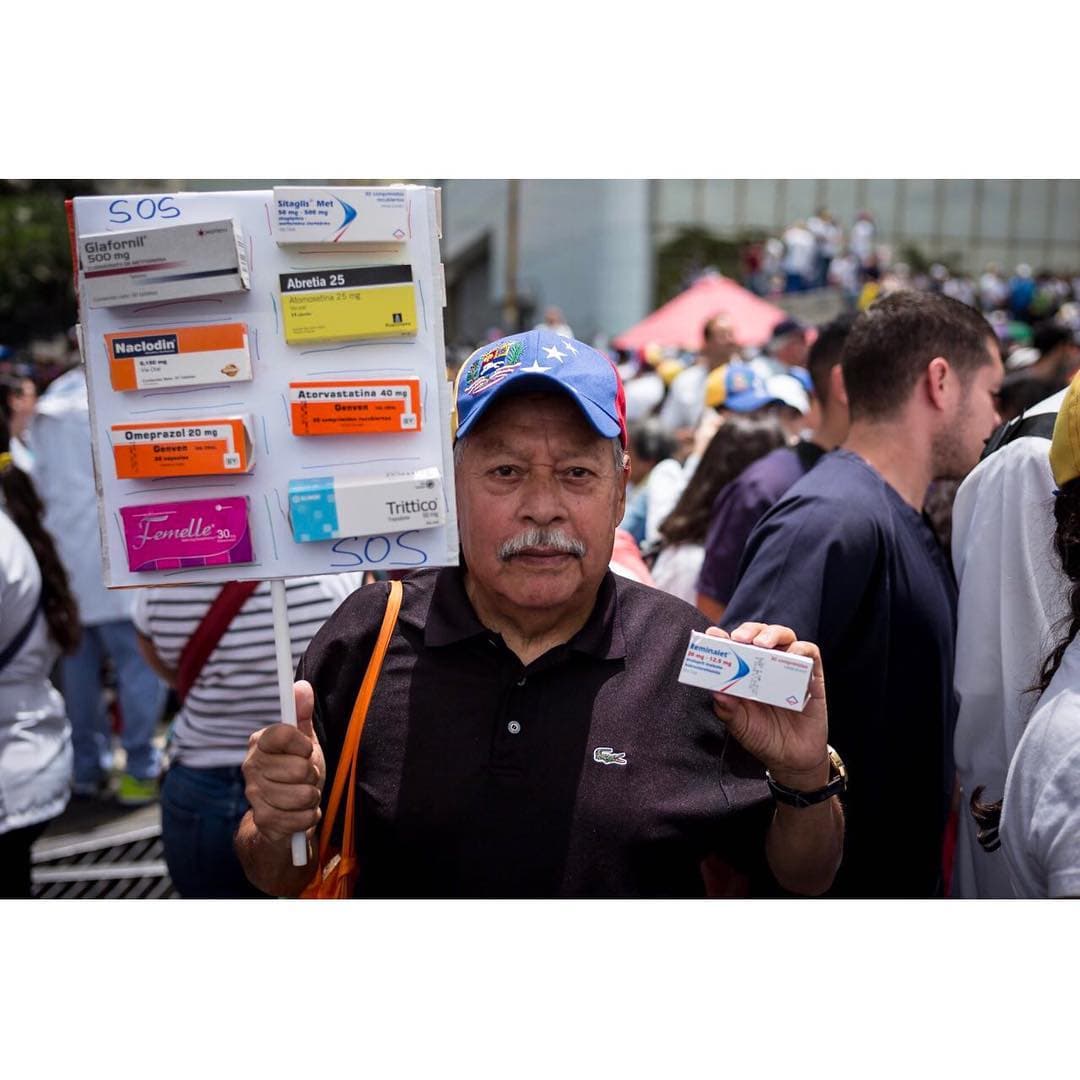 <b><a href="https://www.instagram.com/p/BUaXLN4Aj7e/?taken-by=prodavinci">Luis González</a>, 70 años, padre de familia. </b>"Soy diabético y necesito algunos de los medicamentos que ves aquí (muestra su pancarta). Tomo Glafornil o Sitaglis para la diabetes, Coversyl para la tensión arterial, Atorvastatina para que coagule la sangre. Encuentro mis medicamentos, pero tengo que caminar y caminar por diferentes farmacias, o las consigo con amigos y llamando a mi familia que vive en el interior. Pero llega el momento en el que lo que encuentro se me acaba, y 
<b>no tengo cómo tratar mi enfermedad</b>. A diario debería tomar dos pastillas para la diabetes, una en la mañana y otra en la noche, de 500 miligramos; pero a veces sólo puedo tomar una para poderlas rendir. Eso significa que estoy bajando la dosis del medicamento y eso no puede ser. Trato de hacer ejercicio, evitar los dulces y con estas caminatas (las protestas) sudo y eso me ayuda. Tuve suerte hace poco. En una de las marchas fui corriendo a una farmacia que había visto y pregunté por los remedios, y por carambola había Glafornil. ‘¿Cuánto me puedas vender?’. Me dijeron: ‘Dos’. Y las compré. 
<b>También protesto porque mi mujer necesita medicinas para la tensión, y mi única hija, que tiene 30 años, no consigue anticonceptivos</b>. Ella trabaja y está casada, pero con la situación como está todavía no quiere tener hijos”. Testimonio y foto: 
<a href="https://www.instagram.com/indirapop/">Indira Rojas</a> y 
<a href="https://www.instagram.com/@aka2863">Andrés Kerese</a>.