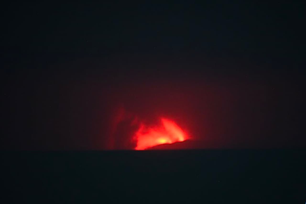 En esta imagen difundida por el Centro de Vulcanología y la Agencia de Mitigación de Desastres Geológicos de Indonesia (PVMBG), se observa la lava resplandeciente durante la erupción del monte Anak Krakatau en el estrecho de Sunda, Indonesia, el sábado 5 de septiembre de 2026