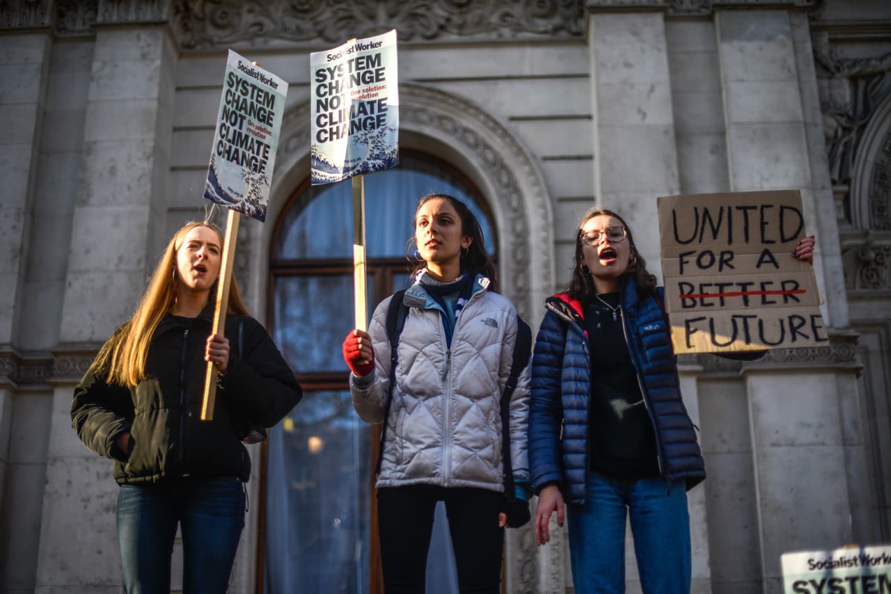 El movimiento en contra del cambio climático de Greta comenzó en agosto de 2018 y fue ganando adeptos en todo mundo. En la foto, un grupo de adolescentes participa en una protesta bautizada 
<i>Fridays for Future</i> en Londres el 29 de noviembre del 2019.