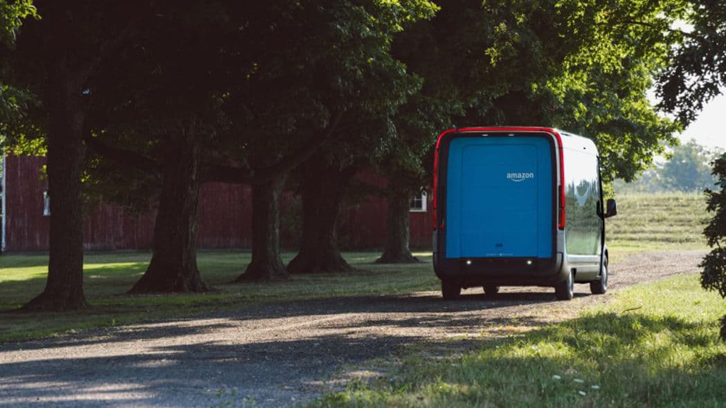 El camión eléctrico dispone de múltiples cámaras exteriores para ofrecer al conductor una vista de 360 grados a través de una pantalla digital, asistencia de tráfico y conducción en carretera basada en sensores, piso interior más amplio para ayudar al conductor a entrar y salir del compartimiento de la cabina, luces traseras envolventes para una mejor visibilidad de frenado para otros conductores, estantes integrados de tres niveles e integración de la asistente de voz Alexa para acceder a información del tráfico y tiempo.