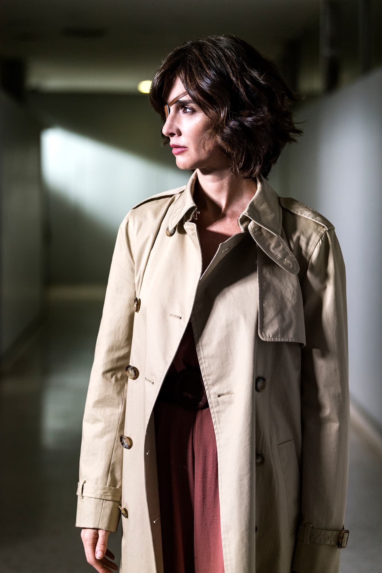 Será una estratega brillante, fría y calculadora. Tejerá una red que la mantendrá a salvo del escrutinio social y de la policía misma.