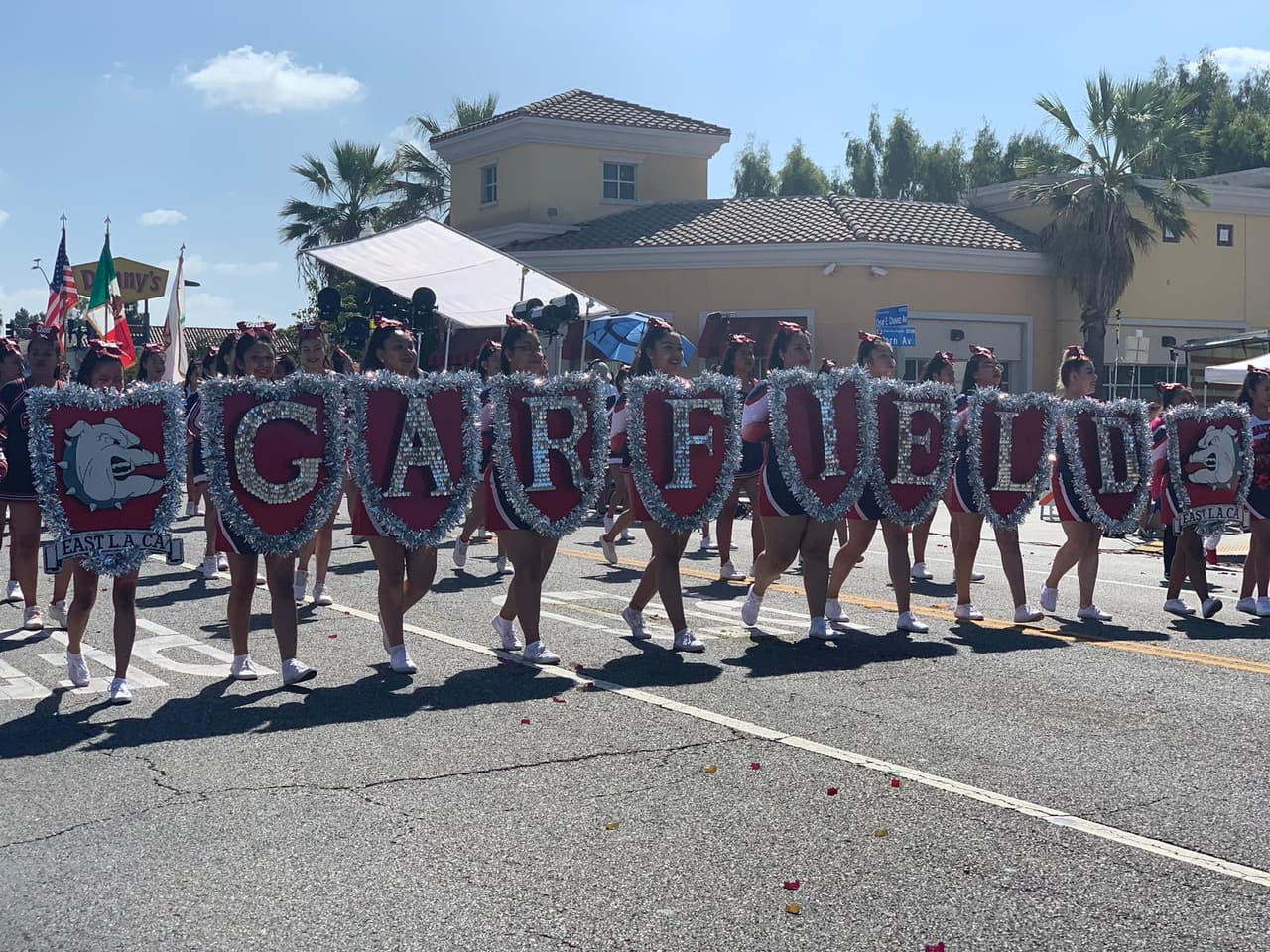 La preparatoria Garfield, lideró la presentación de bandas escolares.