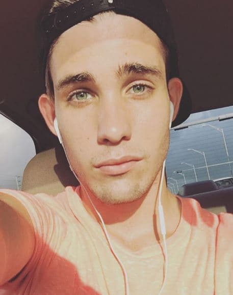 También ha sido guía turístico.