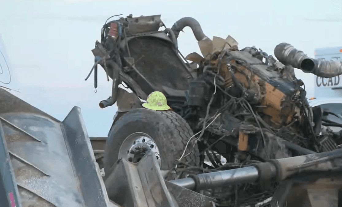 El chofer del camión y dos pasajeros fueron descritos como las víctimas mortales de la coalición y al menos 50 personas lesionadas fueron atendidas por los paramédicos, de acuerdo con reportes de la Patrulla de Caminos de Missouri.