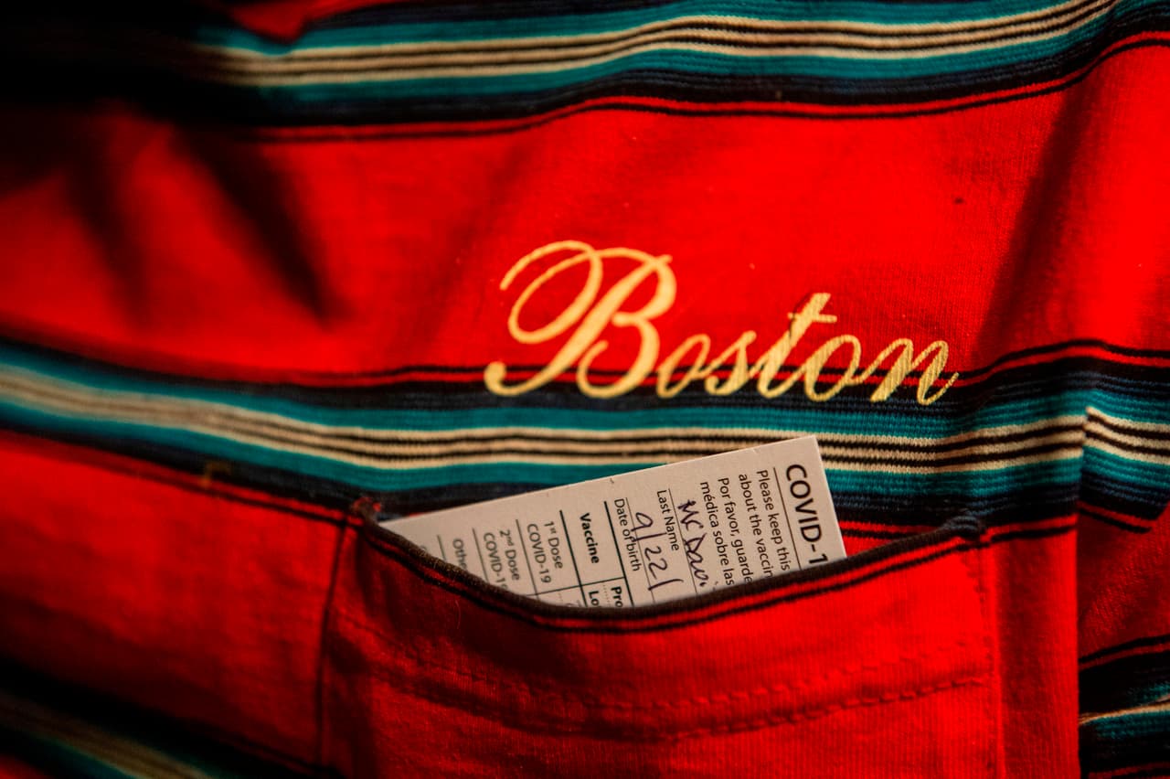 <b>¿Qué hay en una tarjeta de vacuna?</b>
<br>
<br>La tarjeta de la vacuna, que se entrega después de su primera inyección y luego se actualiza si su vacuna requiere una segunda, incluye el fabricante de la vacuna, los números de dosis y la fecha y el lugar donde se administró cada una, según Alex Brown, portavoz de 
<a href="https://www.walgreens.com/topic/promotion/covid-vaccine.jsp" target="_blank">Walgreens</a> , que está administrando vacunas en más de 5,000 tiendas en todo el país.
<br>