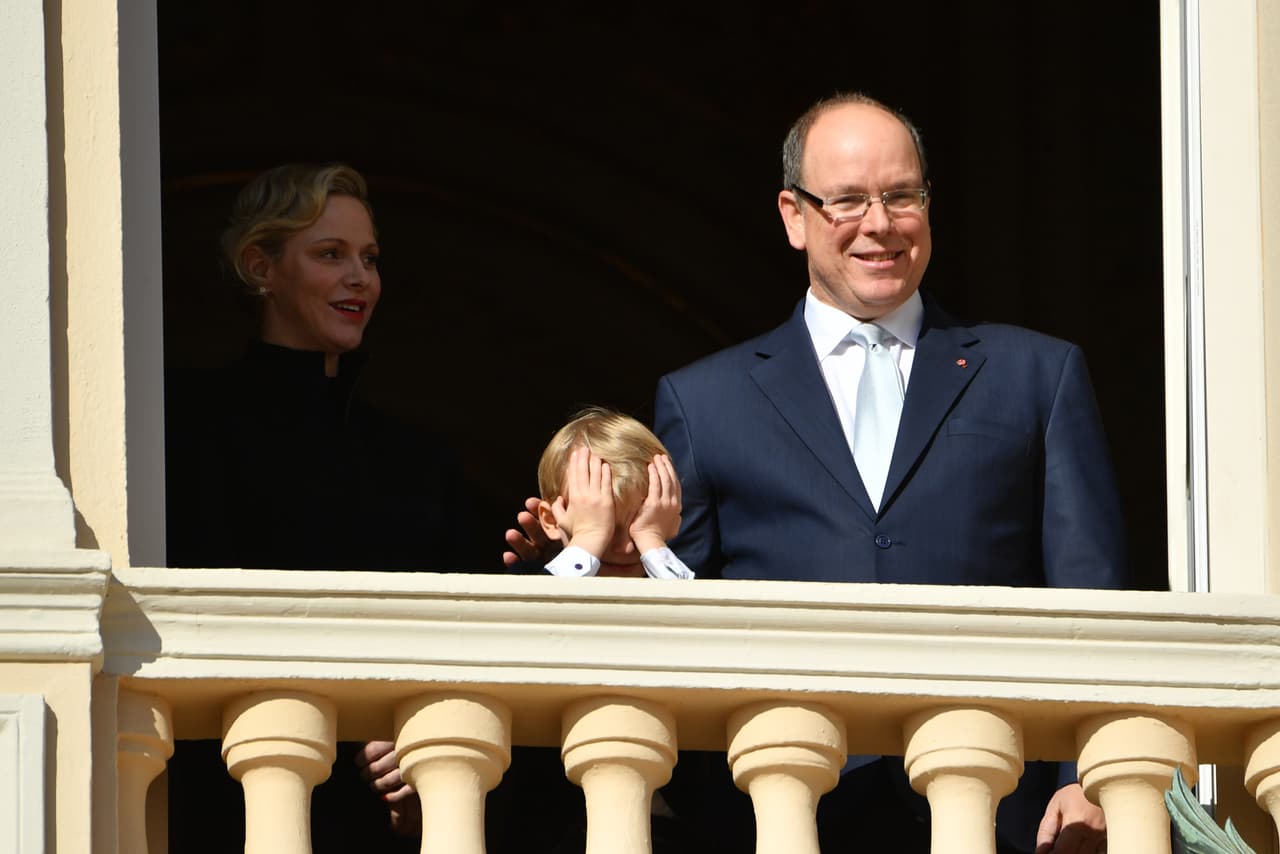 Alberto de Mónaco tiene 4 hijos y la mayor,
<b><a href="https://www.univision.com/entretenimiento/bebes/los-hijos-de-los-famosos-fuera-del-matrimonio"> Jazmin Grace, trabaja como actriz</a></b> en EEUU.