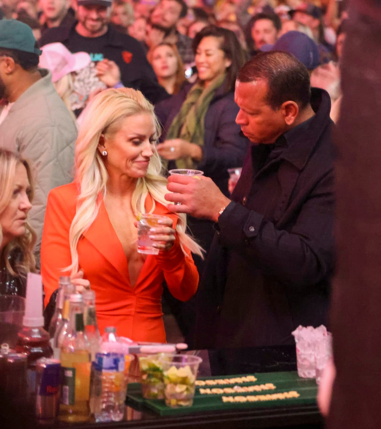 La también escritora y modelo lució feliz al lado del deportista ante el lente de los paparazzi.