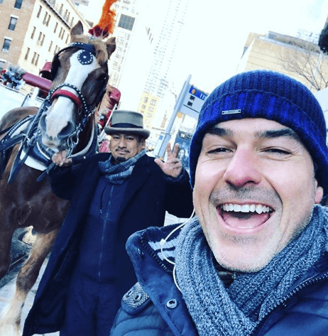 Carlitos salió en busca de una bella dama que quisiera dar un paseo con él por las calles de Manhattan. ¿Será que la encontró?