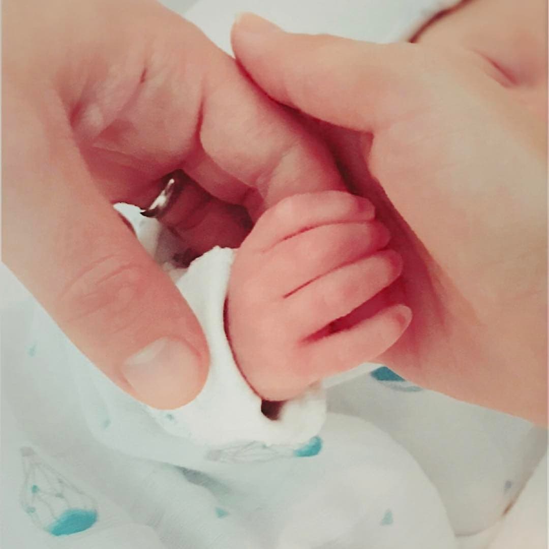 "Bienvenido amor de nuestra vida", fue el mensaje que escribieron Anahí y su esposo, el gobernador del estado de Chiapas, Manuel Velasco, al momento del nacimiento de su hijo.