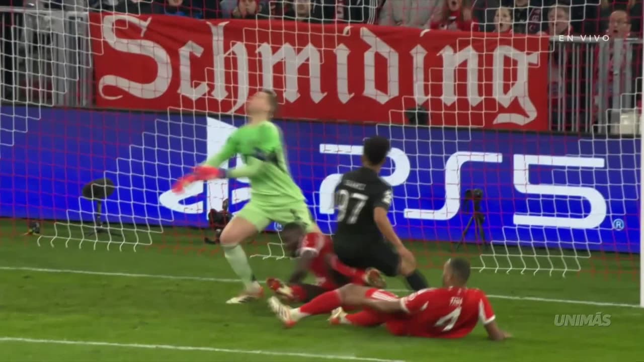 Reflejo felino de Neuer y evita el autogol del Bayern