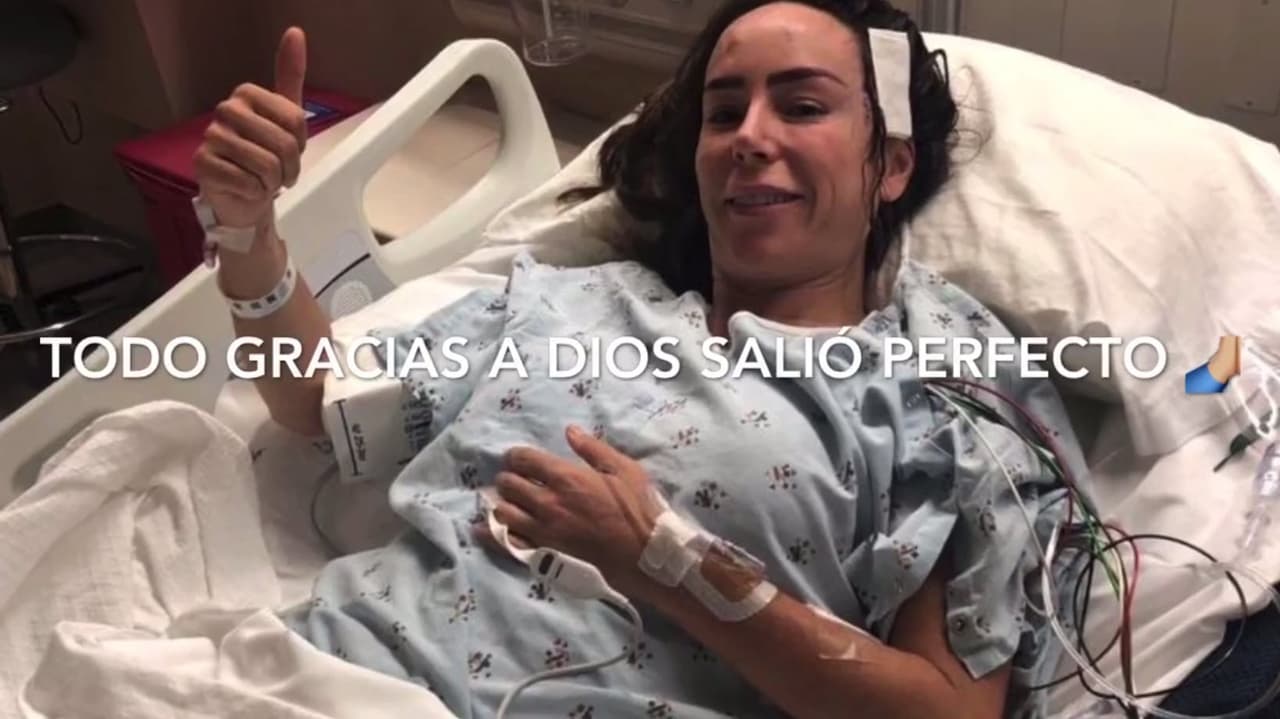 "Después de un
<b>proceso complicado de varios meses y ciertas recaídas</b>, momentos duros y dolorosos, estoy oficialmente dada de alta. Puedo empezar a hacer mi vida sin exigirme mucho y empezar todo, poco a poco", aseguró.