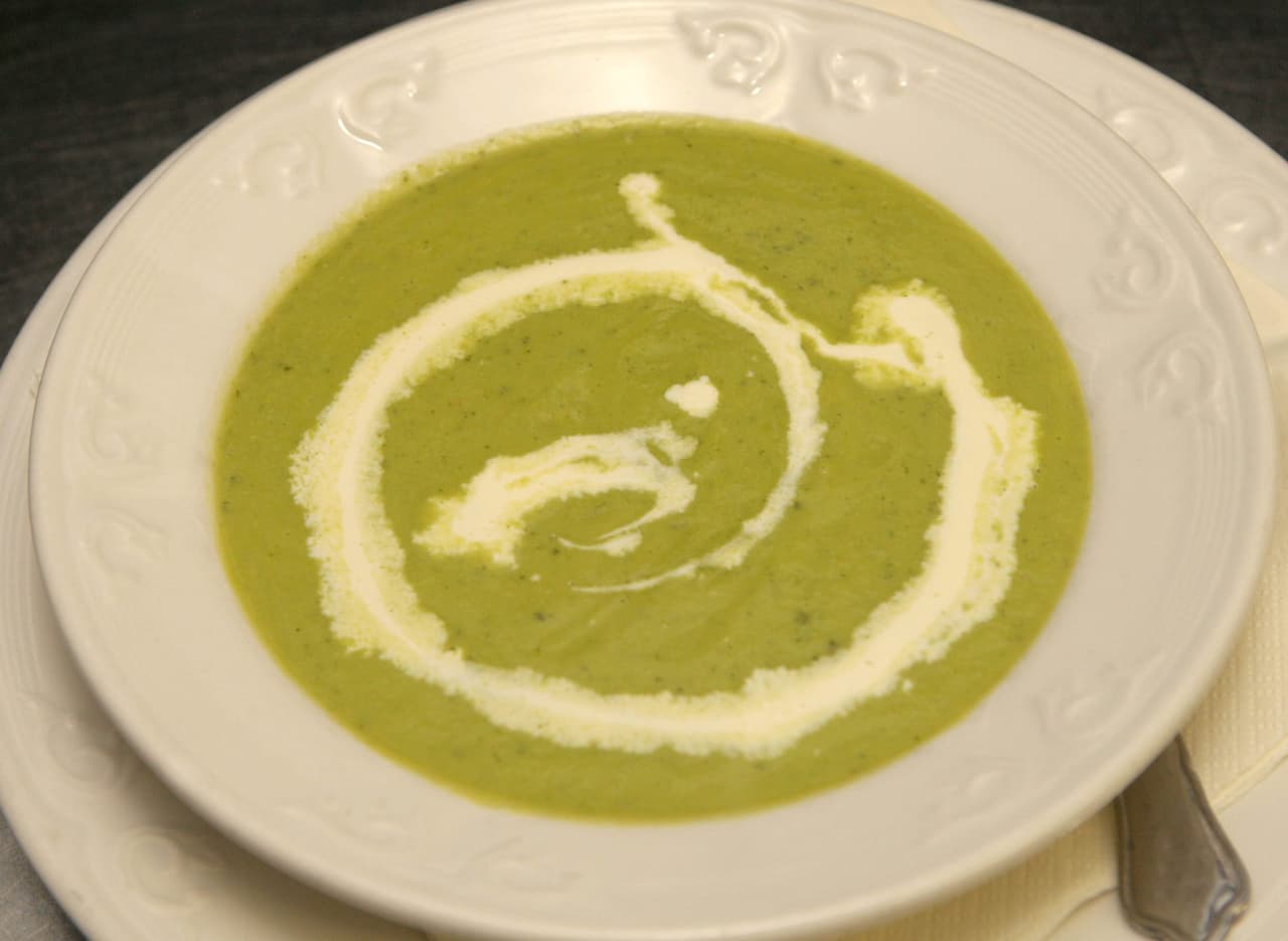 Oxana tritura todas las verduras para hacer las sopas de su hijo y así obtener suficientes nutrientes, sin embargo la preocupación de ella es por los problemas que puede presentar en el futuro.