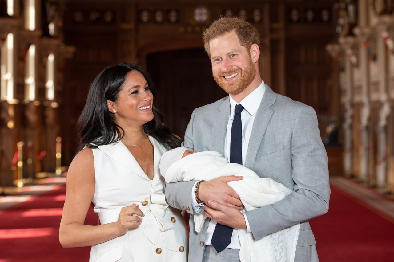 El pasado 6 de mayo Meghan y el príncipe Harry dieron la bienvenida a Archie Harrison Mountbatten-Windsor, quien pesó 7 libras y 3 onzas y vino a escribir una nueva página en sus vidas.