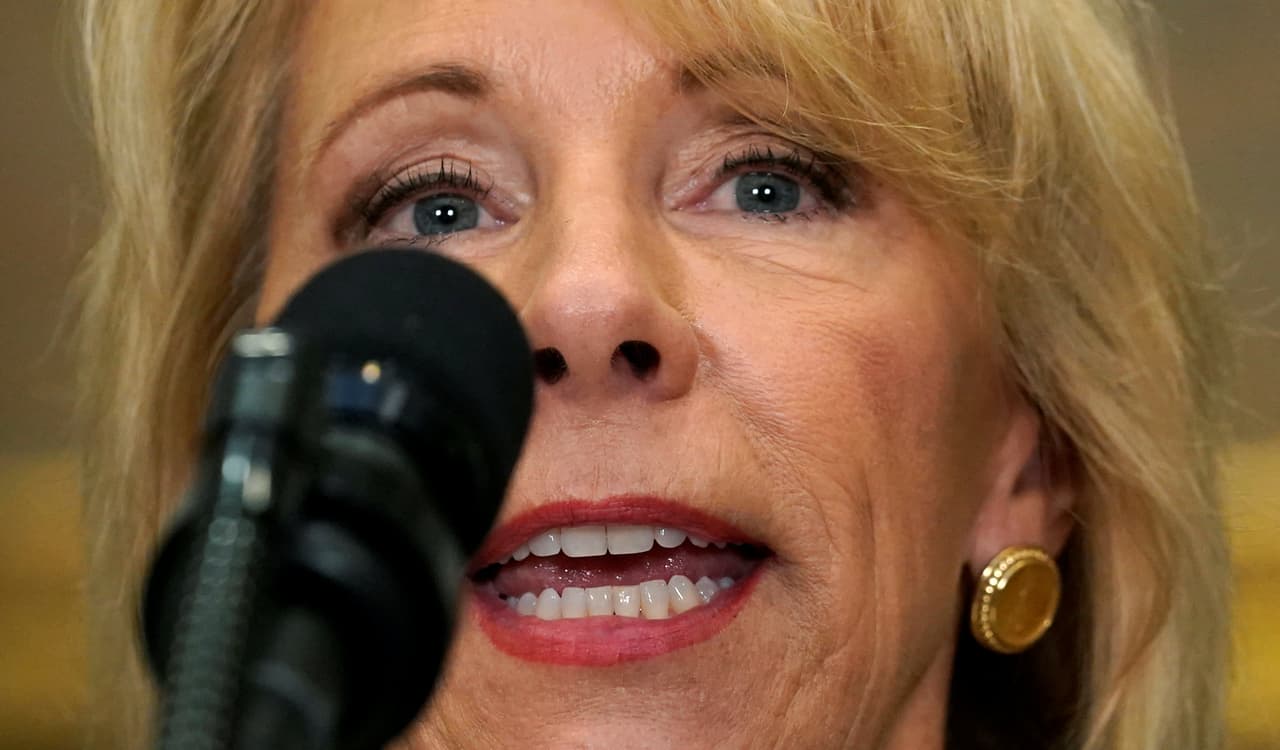 De nuevo, Betsy DeVos no puede responder preguntas básicas sobre el departamento que maneja