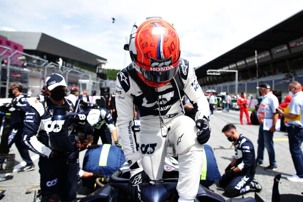 Max Verstappen se lleva el Gran Premio de Estiria en la Formula 1. El piloto neerlandés es número uno en el ranking de pilotos dejando muy atrás a Lewis Hamilton, quien quedó segundo; Bottas se queda con la tercera plaza. El mexicano Sergio Pérez no logra subir esta vez al podio, sin embargo sigue produciendo grandes resultados para Red Bull.