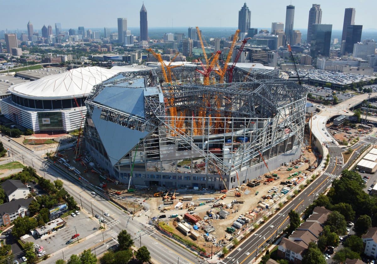 El Georgia Dome, donde hasta este año jugarán los Falcons, junto a la nueva construcción.
